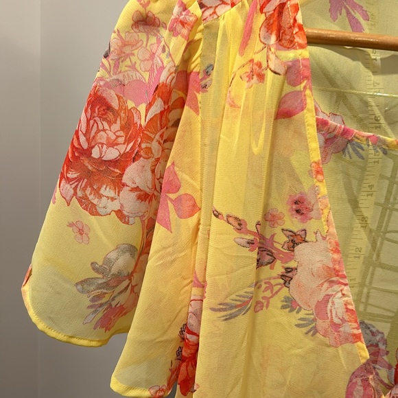 Nice blouse 🌺 - Picture 2 of 5